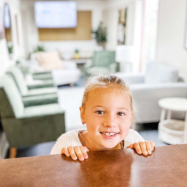A child at the front desk of Dearborn Family Dentistry in Keizer, Oregon.